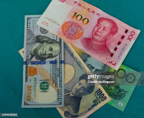 american 100 dollar bill, australian 100 dollar bill, chinese 100 yuan bill with japanese 1000 yen bill - japanese currency - fotografias e filmes do acervo