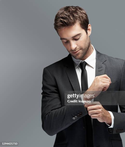 ponga su mensaje al lado de este hombre moderno suave - cufflink fotografías e imágenes de stock