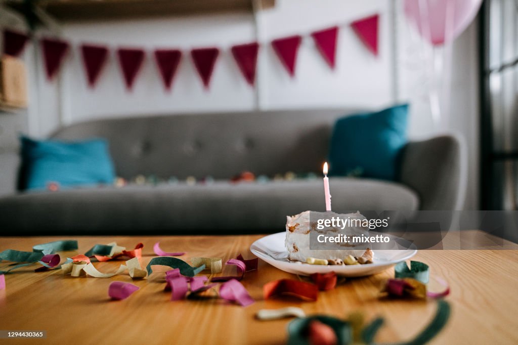 De cake van de verjaardag met kaars