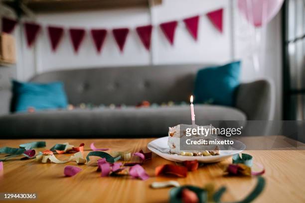 de cake van de verjaardag met kaars - eerste verjaardag stockfoto's en -beelden