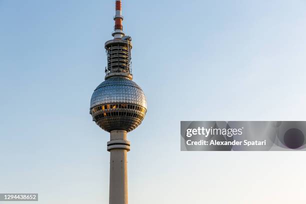 berlin tv tower close-up against blue sky, germany - berliner fernsehturm stock-fotos und bilder