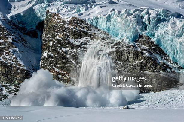 avalanche in allalin glacier switzerland - avalanche - fotografias e filmes do acervo