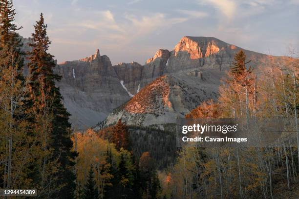 sunrise on wheeler point in great basin national park - great basin fotografías e imágenes de stock