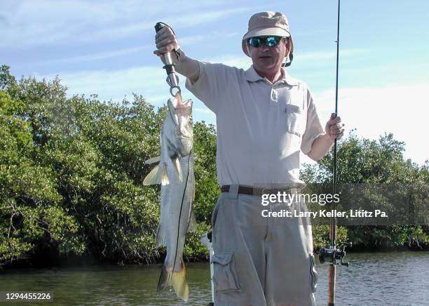 florida east coast fishing and fisherman showing a snook - snook fish photos et images de collection
