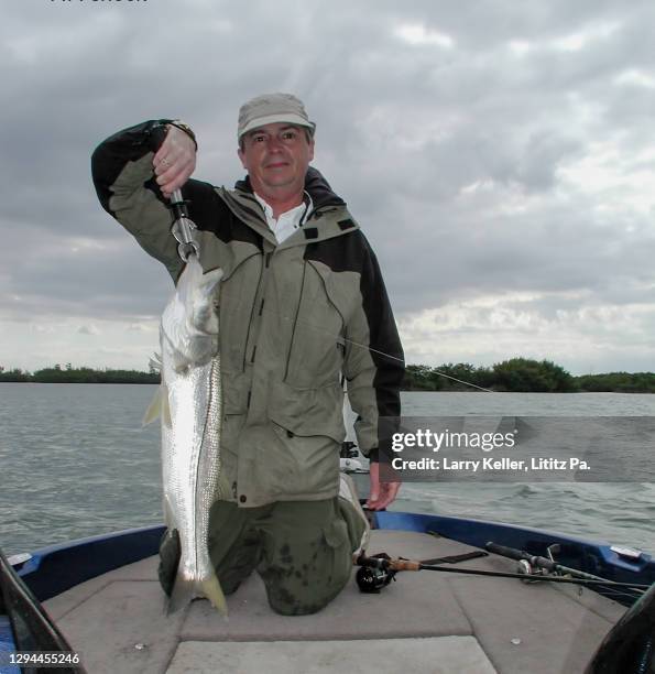 florida east coast fishing and fisherman showing a snook - snook fish photos et images de collection