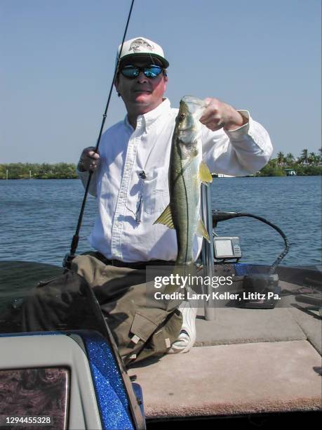 florida east coast fishing and fisherman showing a snook - snook fish photos et images de collection