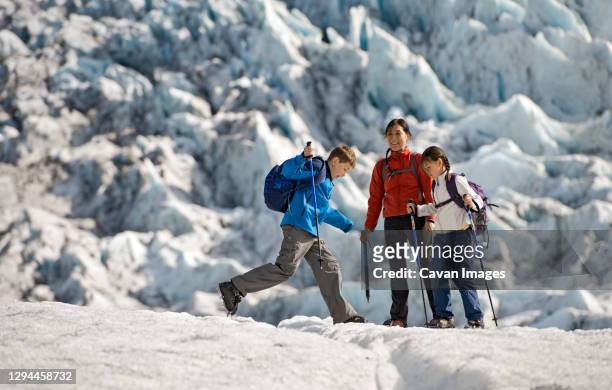 family exploring the edges of vatnajokull glacier in iceland - vatnajokull - fotografias e filmes do acervo