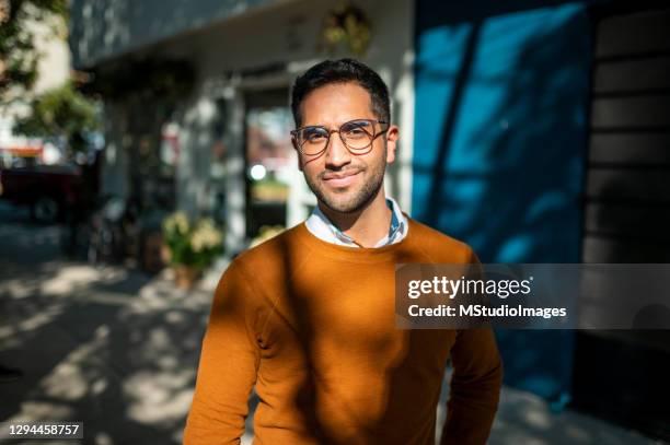 portrait of beautiful man - businessman city imagens e fotografias de stock