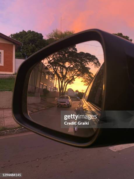 rear view sunset reflection - specchietto di veicolo foto e immagini stock