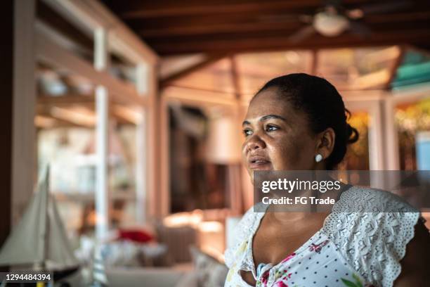 profielmening van een rijpe vrouw die weg kijkt - humility stockfoto's en -beelden