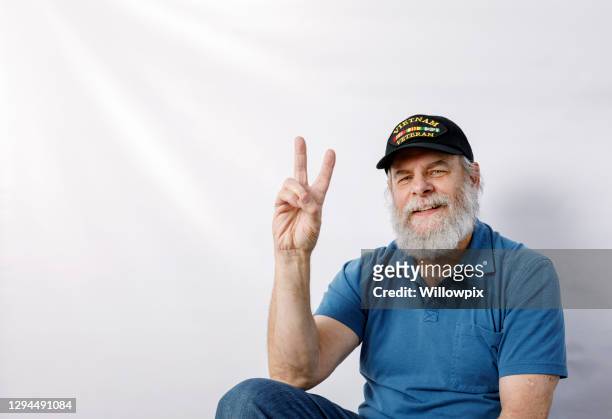 usa vietnam oorlog militaire veteraan man vrede of victory sign - victory sign man stockfoto's en -beelden