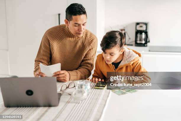 papá e hijo - educación en casa de la oficina en casa - kids money fotografías e imágenes de stock