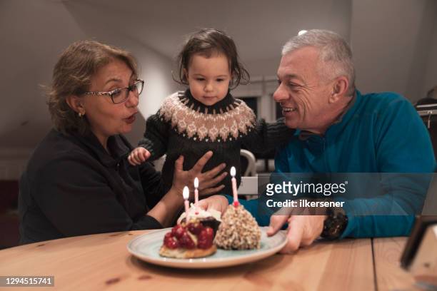 de leuke familie viert virtuele verjaardagspartij online. - eerste verjaardag stockfoto's en -beelden