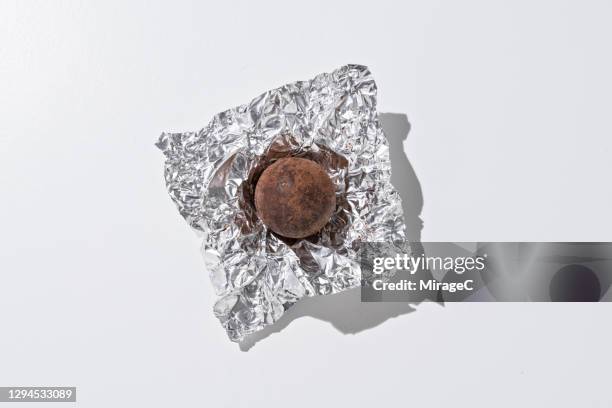 dark chocolate truffles in foil - candy wrapper photos et images de collection