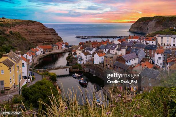 staithes am frühen morgen, north yorkshire, england - yorkshire stock-fotos und bilder