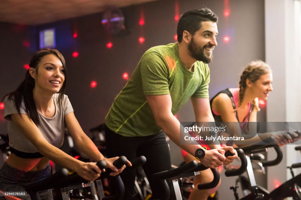 Spin-Klasse mit Disco-Umgebungslicht, Disco-Umgebungslicht