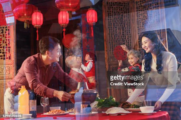 east of the happiness family for chinese new year reunion dinner - asian child with new glasses stockfoto's en -beelden