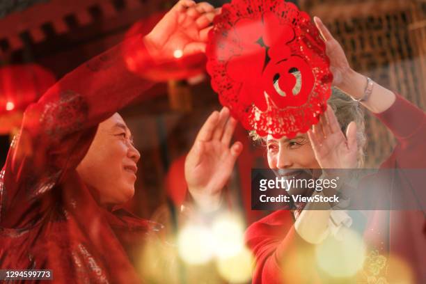 the chinese elderly couple paste paper-cut - china east asia stock-fotos und bilder