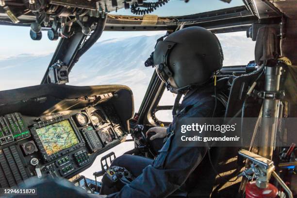 pilote d’armée conduisant l’hélicoptère militaire - marine photos et images de collection