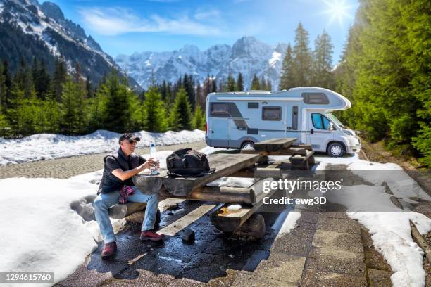 urlaub in tatra mountains - motorhome winter stock-fotos und bilder