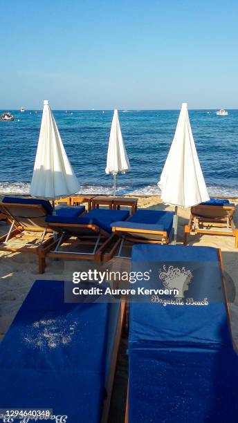 beach club in pampelone beach in saint-tropez, french riviera, france - beach club stock pictures, royalty-free photos & images