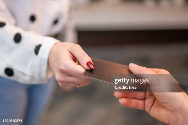 hands passing a blank business card - passar imagens e fotografias de stock