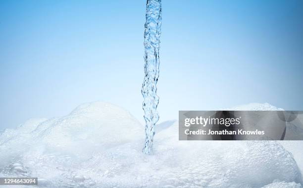 water pouring into bubbles - soap sud 個照片及圖片檔