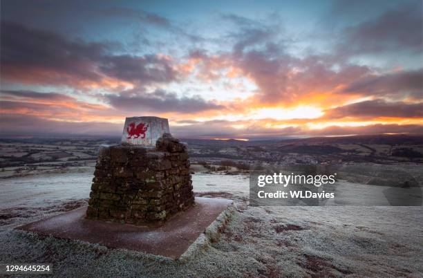 landschaft von wales - welsh flag stock-fotos und bilder