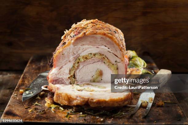 stuffed pork roast with roasted vegetables - stuffing imagens e fotografias de stock