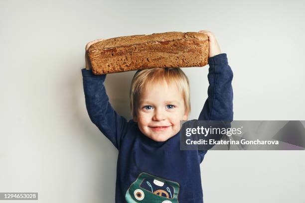 blond boy 2-3 years old with a loaf of bread - pain de mie photos et images de collection