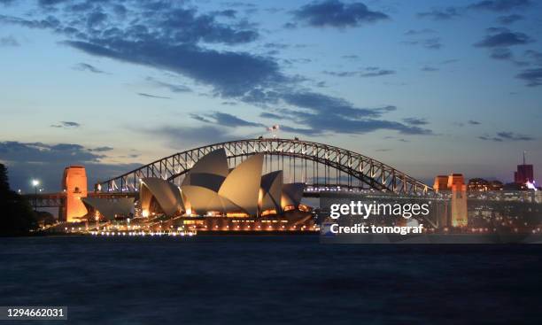 sydney opera house at dusk - sydney harbour bridge night imagens e fotografias de stock