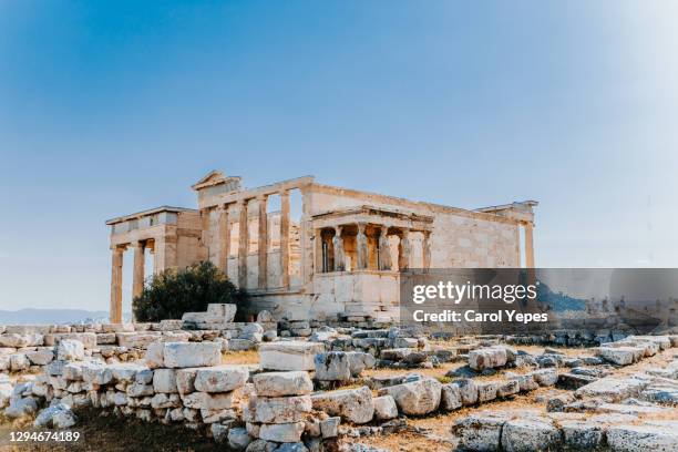 parthenon on the acropolis in athens, greece - acrópole imagens e fotografias de stock