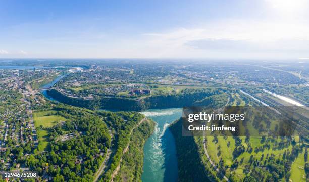 ナイアガラの空中は町の景色を落ちる、オンタリオ州、カナダ - niagara falls photos ストックフォトと画像