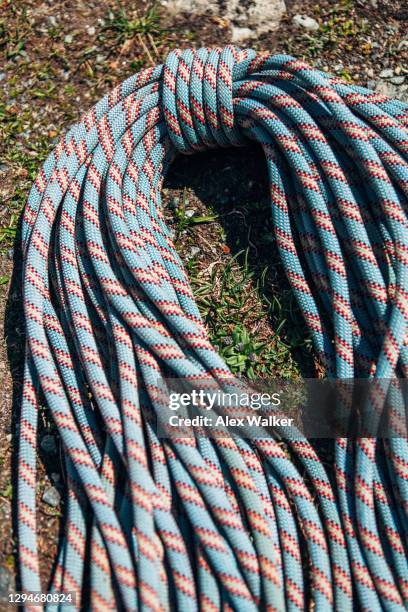close up of coiled climbing rope - escalada libre fotografías e imágenes de stock
