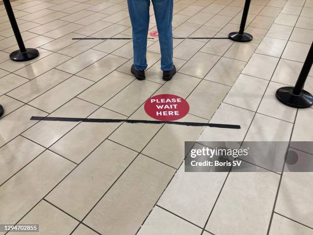 waiting in line with distancing - supermarket queue stock pictures, royalty-free photos & images