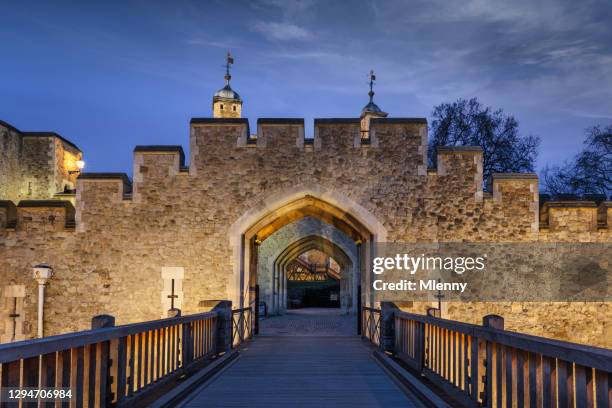 beleuchteter tower of london bridge und eingang bei sunset twilight london uk - tower of london stock-fotos und bilder