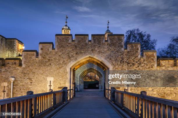 iluminación de la torre del puente de londres y entrada en sunset twilight london uk - torre de londres fotografías e imágenes de stock