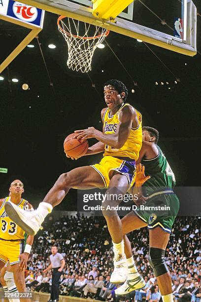 Green of the Los Angeles Lakers shoots against the Dallas Mavericks circa 1987 at the Great Western Forum in Inglewood, California. NOTE TO USER:...