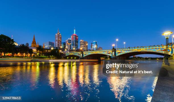 princes bridge - melbourne city at night stockfoto's en -beelden