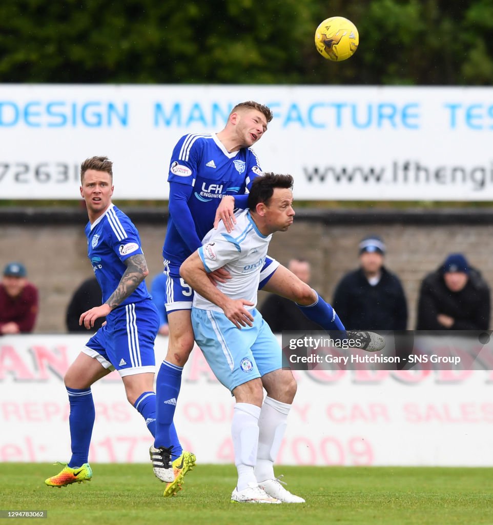 20/05/17 LADBROKES LEAGUE ONE PLAY-OFF FINAL 2ND LEG.PETERHEAD v FORFAR.BALMOOR STADIUM - PETERHEAD.Peterhead's Liam Gordon (left) with Forfar's Jim Lister