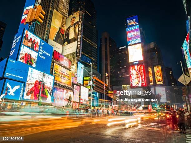 times square 's nachts verlicht met gele taxi's in file, reclame en billboards op de achtergrond, manhattan, new york, usa - bright lights big city visions of new york at night stockfoto's en -beelden