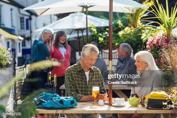 living hun beste leven - biergarten stockfoto's en -beelden
