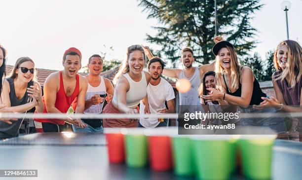 groep jonge mensen die bierpong spelen - beirut stockfoto's en -beelden