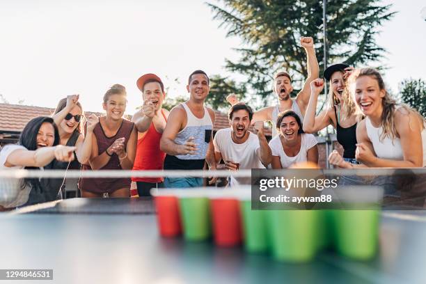 vrienden die pret hebben die bierpong speelt - beirut stockfoto's en -beelden