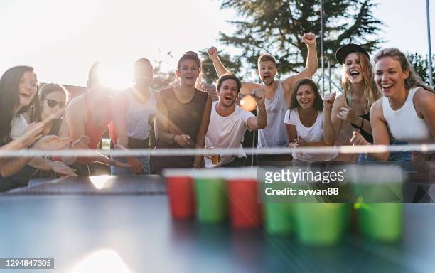 jonge mensen die pret hebben die bierpong bij de zomer speelt - beirut stockfoto's en -beelden