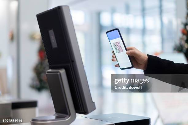 pass security check with mobile phone - security pass stockfoto's en -beelden