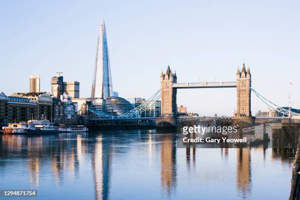 london city skyline and river thames at sunrise - london stockfoto's en -beelden