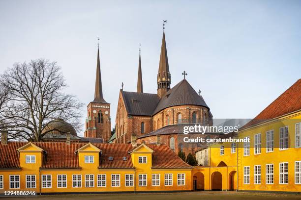 catedral de roskilde no sol de inverno - roskilde dinamarca - fotografias e filmes do acervo