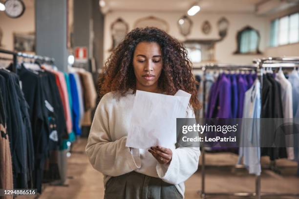 de eigenaar van de vrouw, die in een warenhuis werkt - portrait department store stockfoto's en -beelden