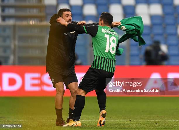 Giacomo Raspadori of Sassuolo celebrates with Francesco Magnanelli of Sassuolo after scoring their team's second goal during the Serie A match...